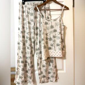 NWOT Nicole Miller Green and Cream Palm Print Set